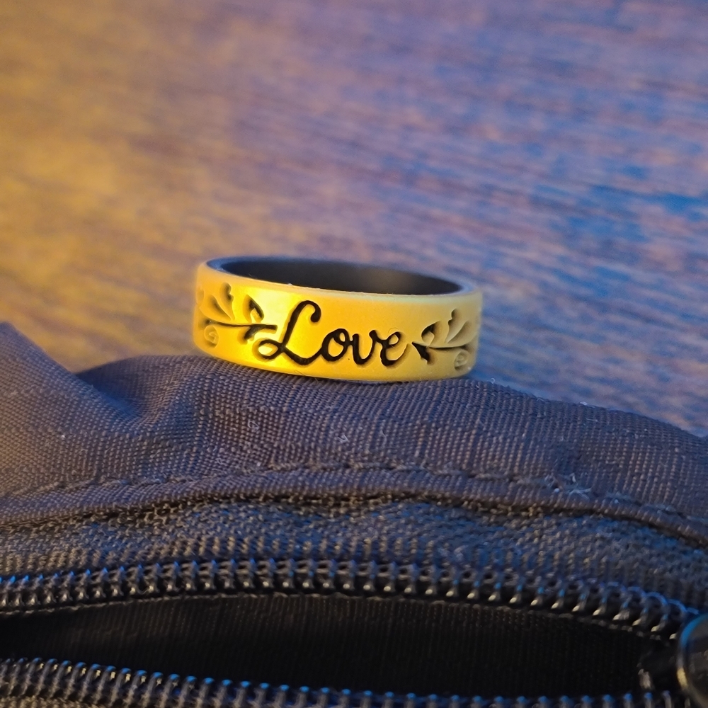 Women's QALO metallic strata filigree love silicone ring